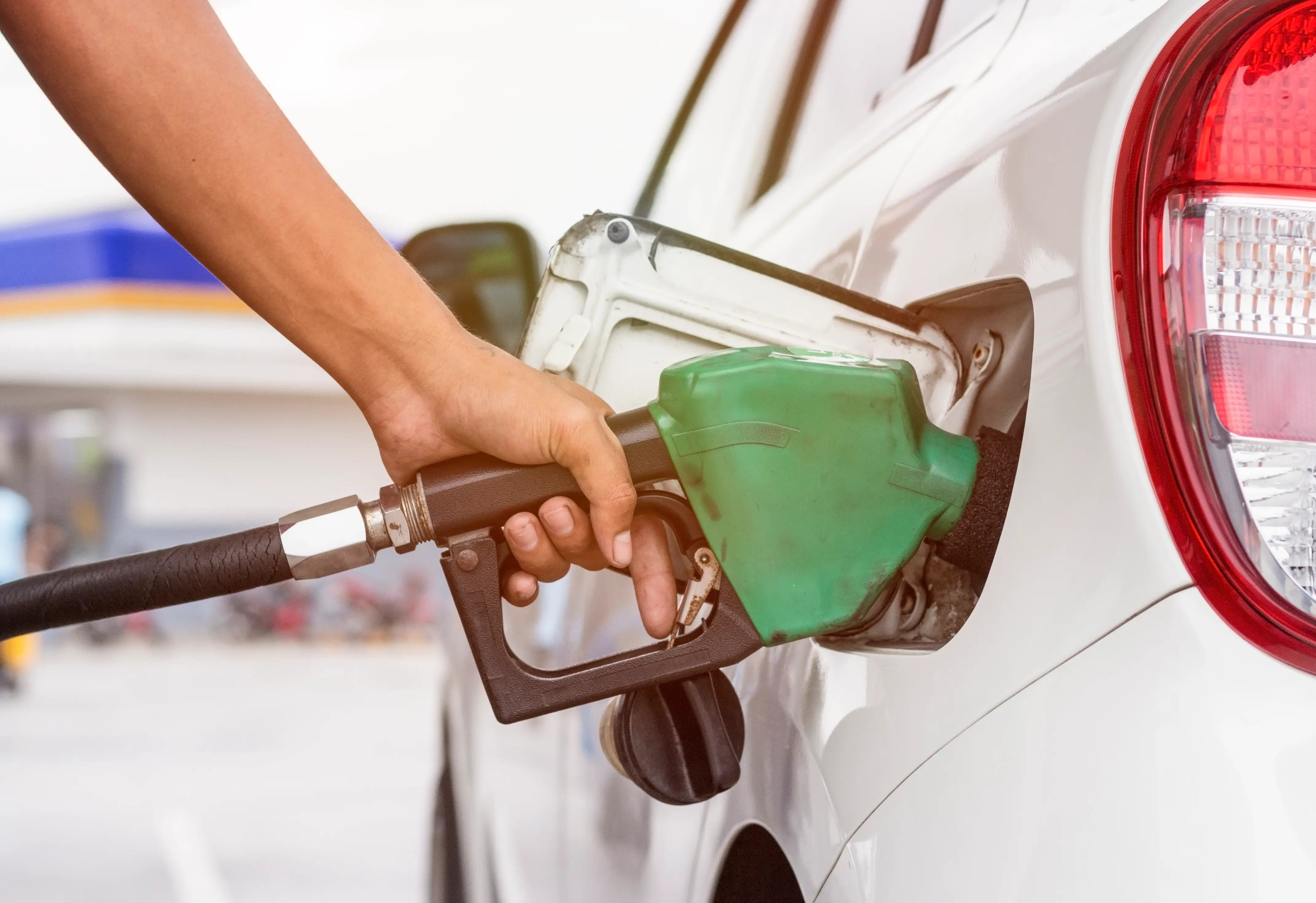 Persona cargando combustible